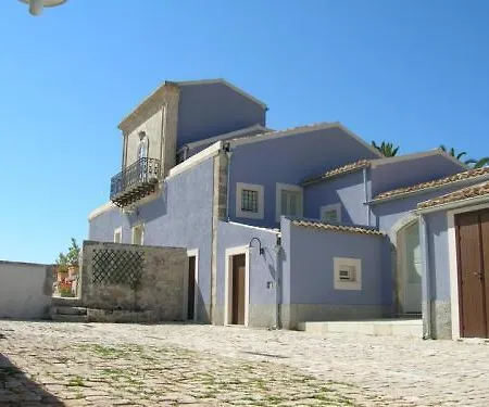 לינה וארוחת בוקר Casa Ciomod 2*